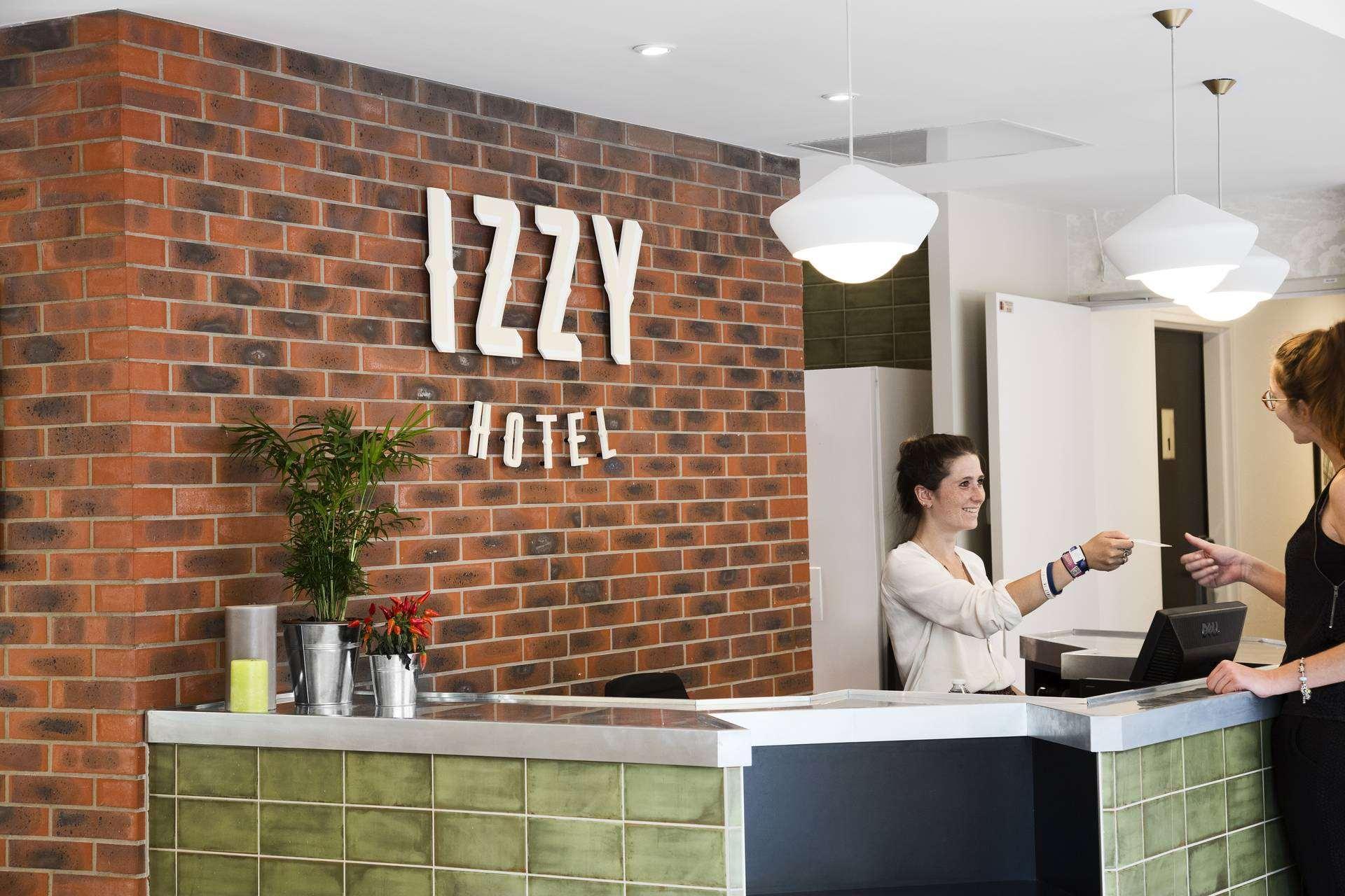 Hotel Izzy อิซซีเลมูลิโนต์ ภายนอก รูปภาพ
